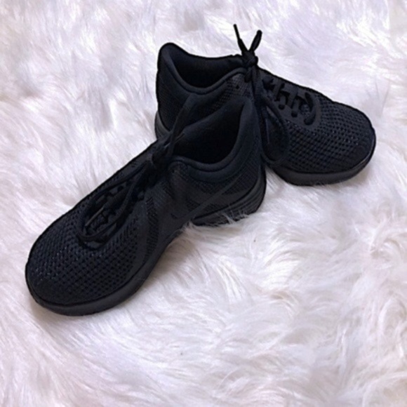 NEW Nike Revolution 4 Black Running Sneaker Size 6 - Picture 3 of 8